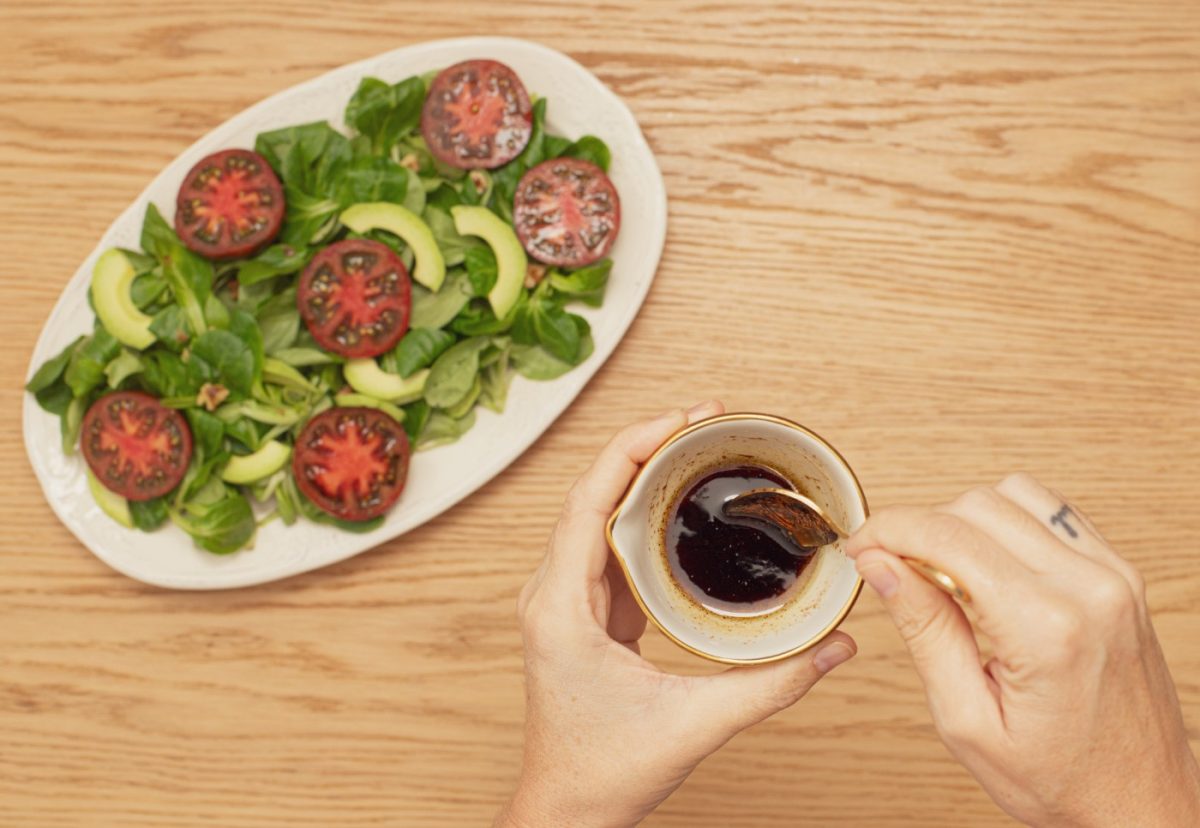 Ensalada de canónigos con frutos secos y aguacate