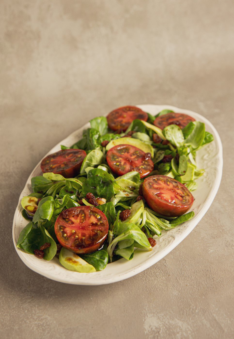 Ensalada de canónigos con frutos secos y aguacate