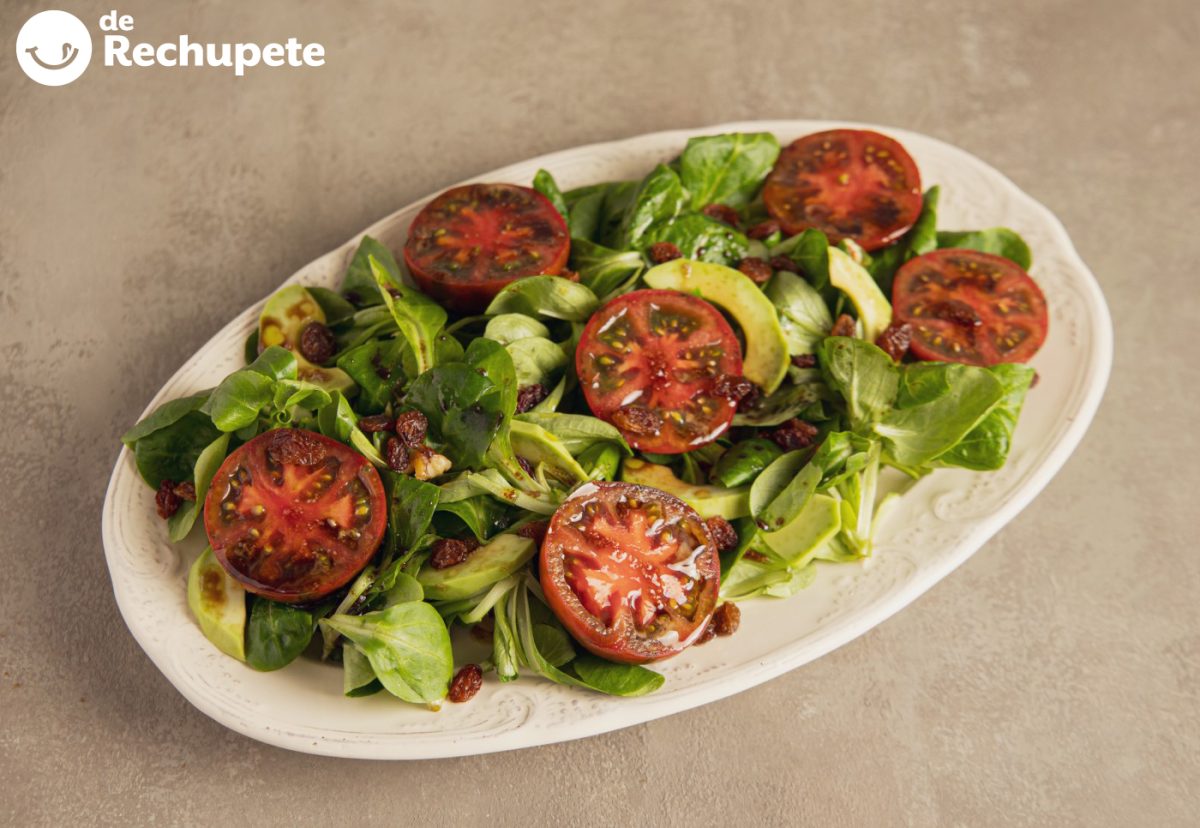 Ensalada de canónigos con frutos secos y aguacate