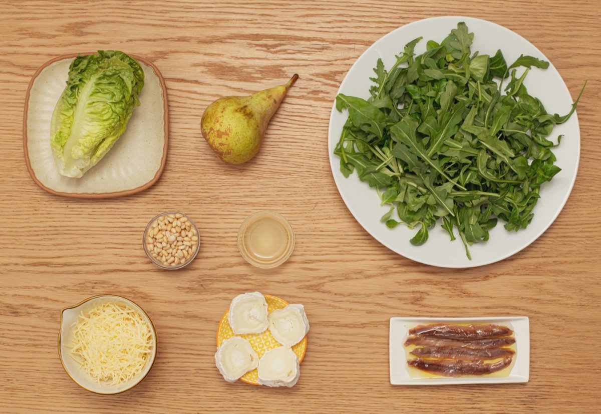 Ensalada de pera y anchoa con pesto de rúcula y canónigos