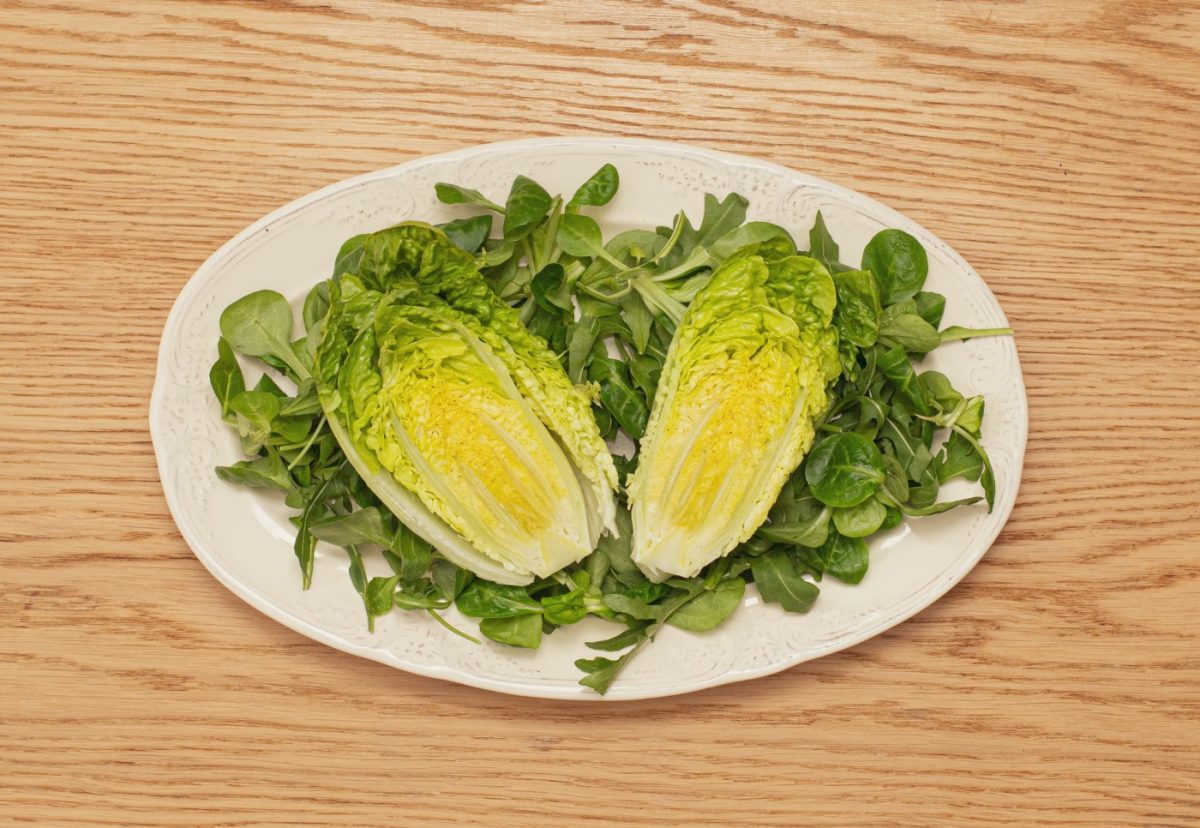 Ensalada de pera y anchoa con pesto de rúcula y canónigos