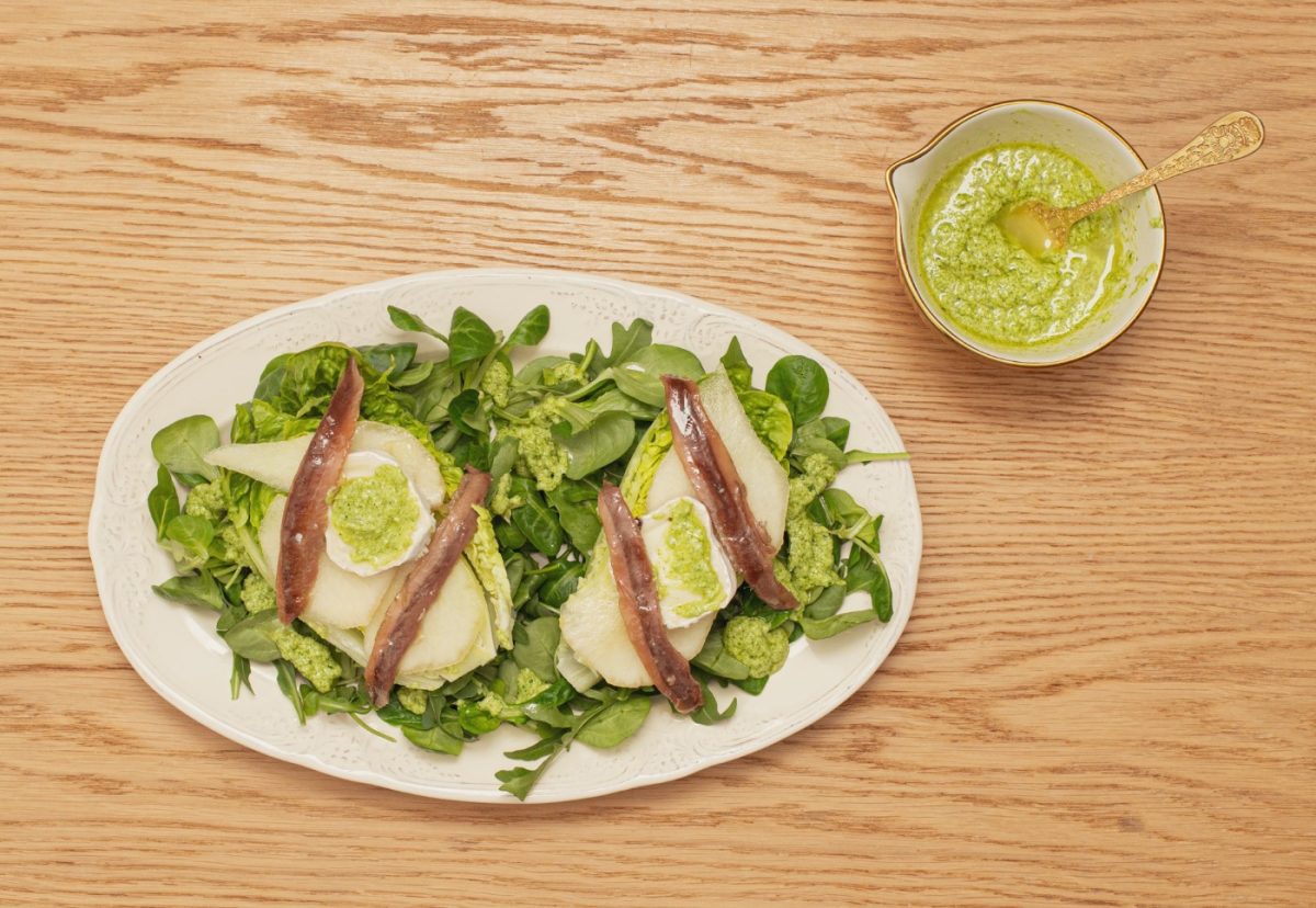 Ensalada de pera y anchoa con pesto de rúcula y canónigos