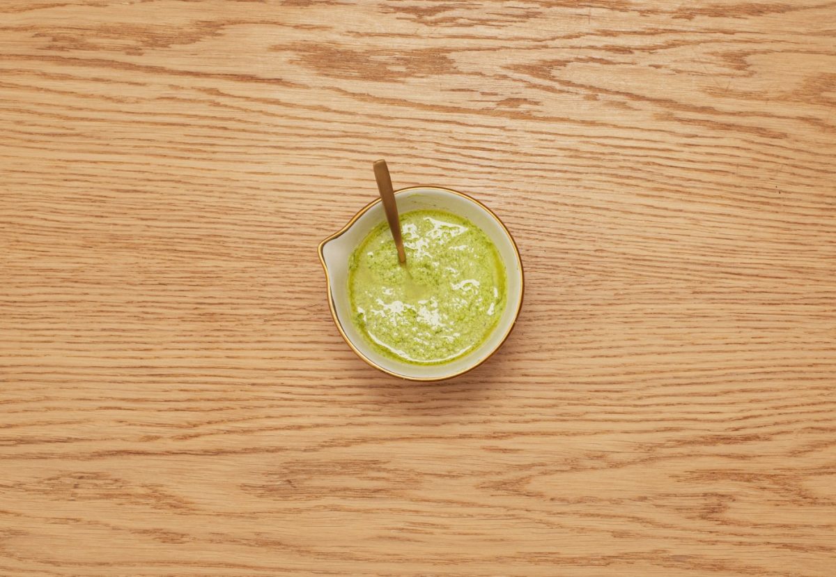Ensalada de pera y anchoa con pesto de rúcula y canónigos