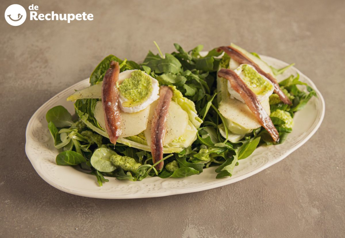 Ensalada de pera y anchoa con pesto de rúcula y canónigos