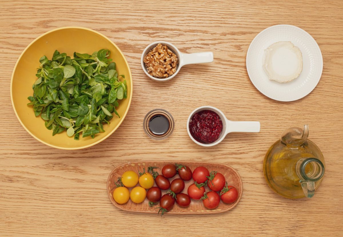 Ensalada de canónigos con queso de cabra, nueces y mermelada de frambuesa