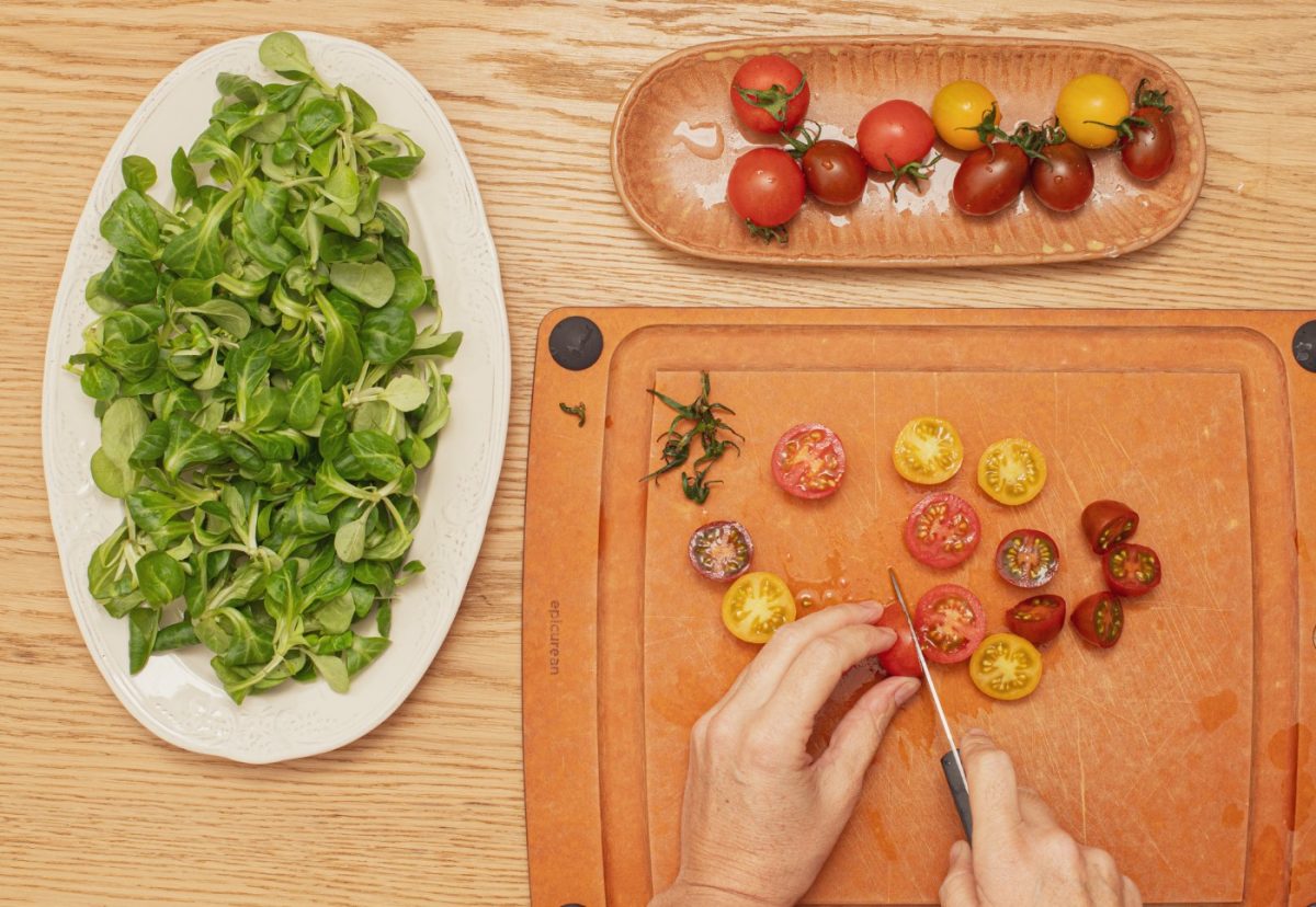 Ensalada de canónigos con queso de cabra, nueces y mermelada de frambuesa