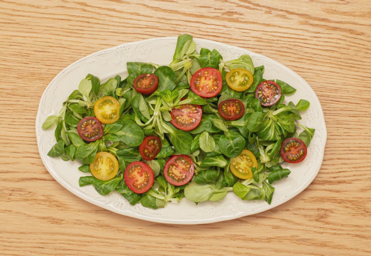 Ensalada de canónigos con queso de cabra, nueces y mermelada de frambuesa