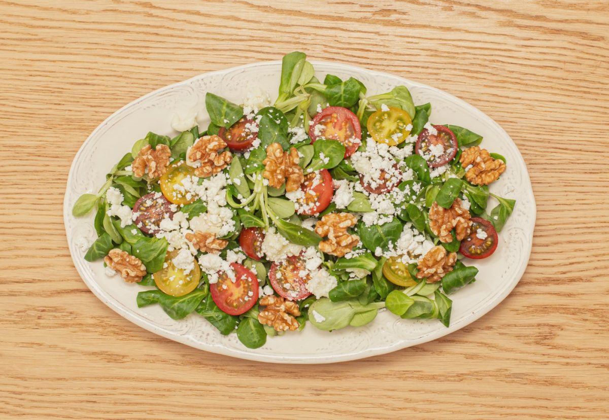 Ensalada de canónigos con queso de cabra, nueces y mermelada de frambuesa