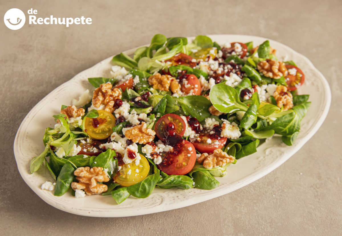 Ensalada de canónigos con queso de cabra, nueces y mermelada de frambuesa