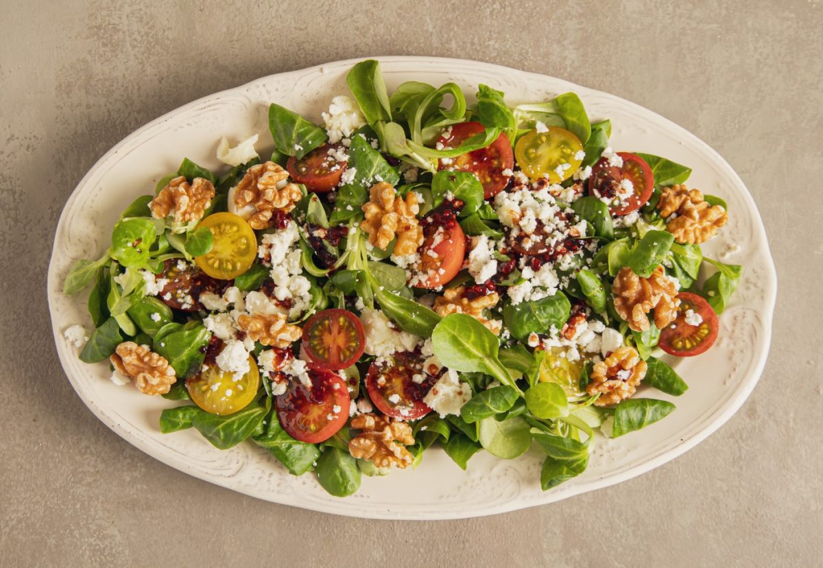 Ensalada de canónigos con queso de cabra, nueces y mermelada de frambuesa