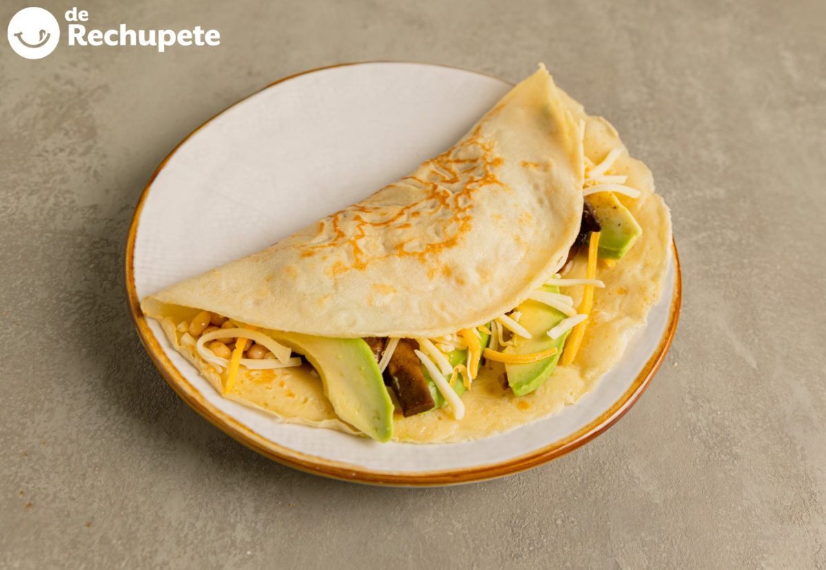 Crepes rellenos de aguacate, champiñones y piñones