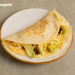 Crepes rellenos de aguacate, champiñones y piñones