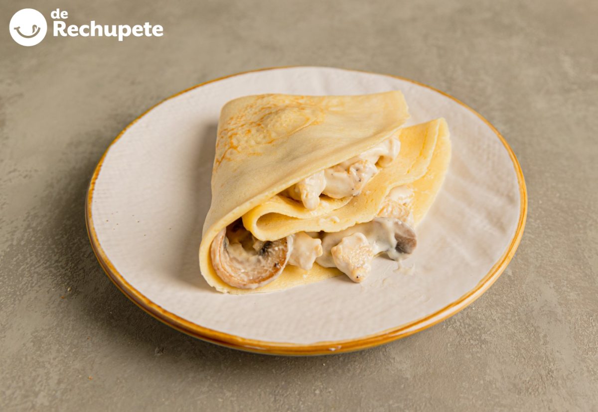 Crepes rellenos de pollo con champiñones