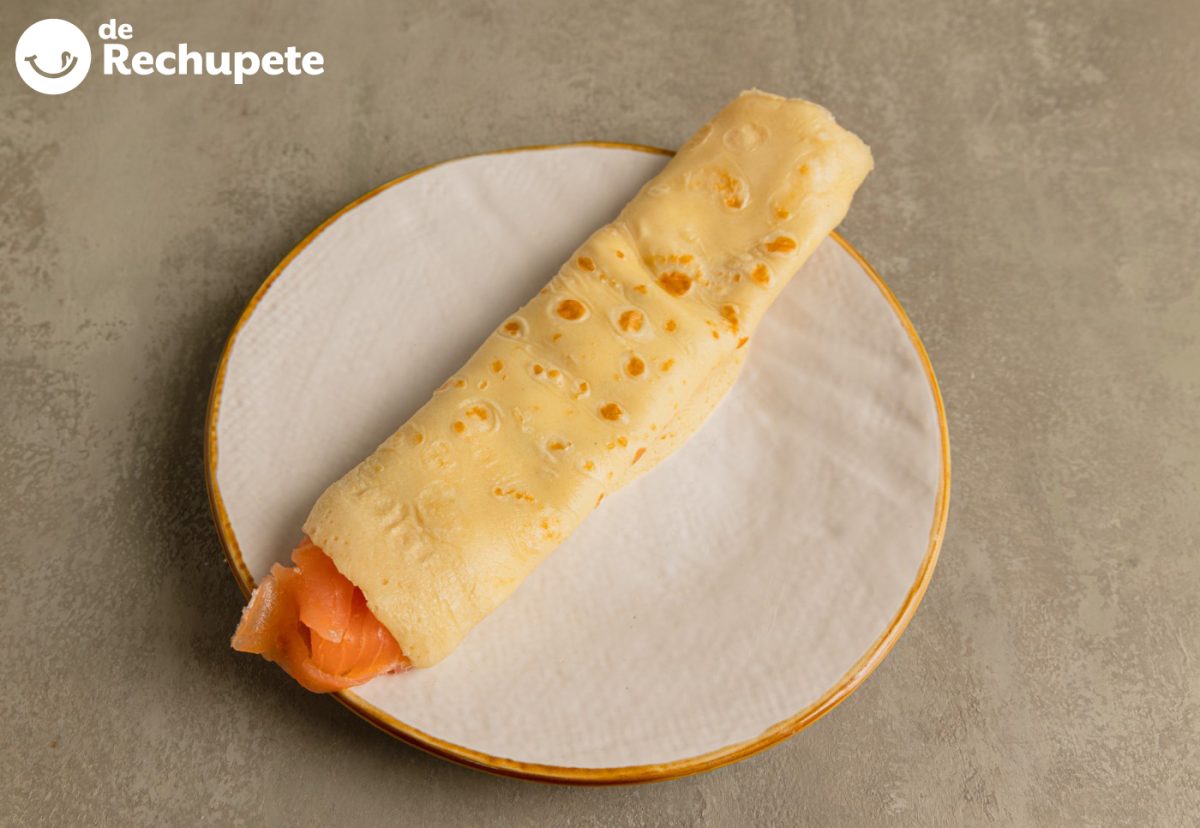 Crepes rellenos de salmón y queso crema