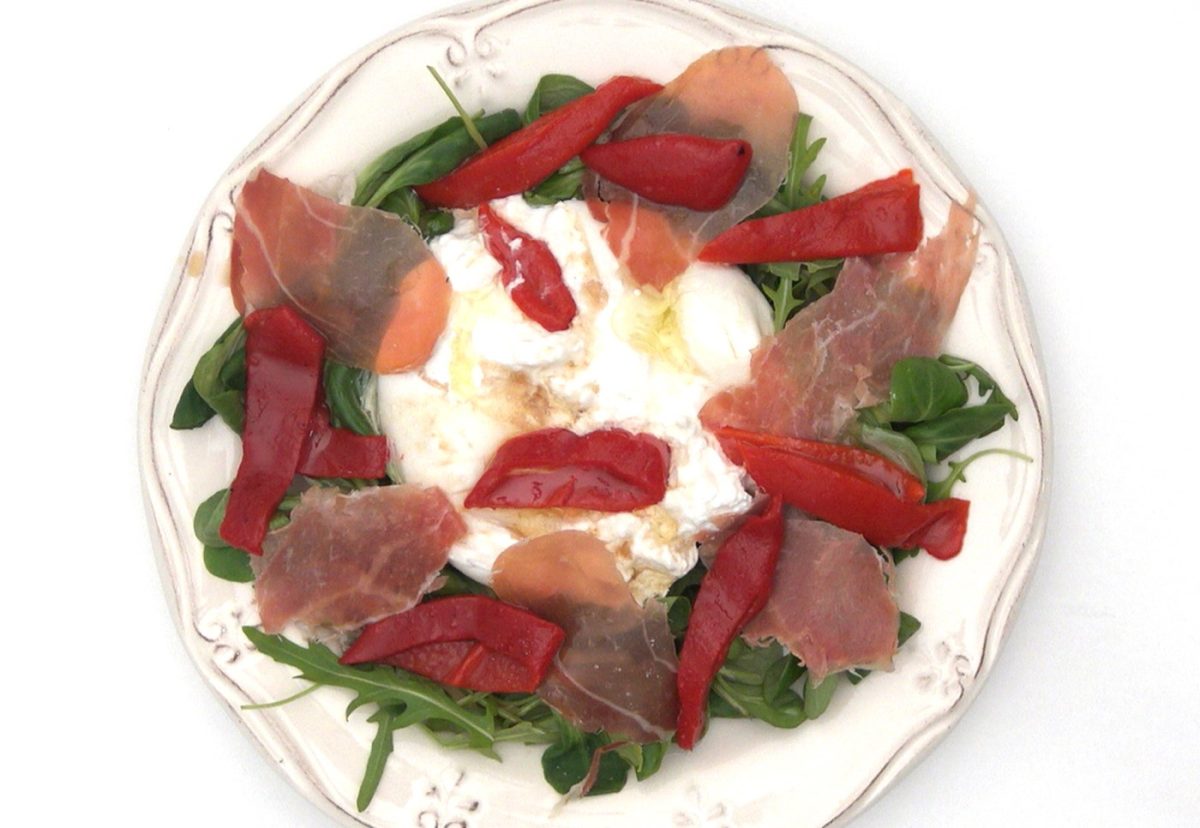 Ensalada de burrata con jamón ibérico y pimientos asados
