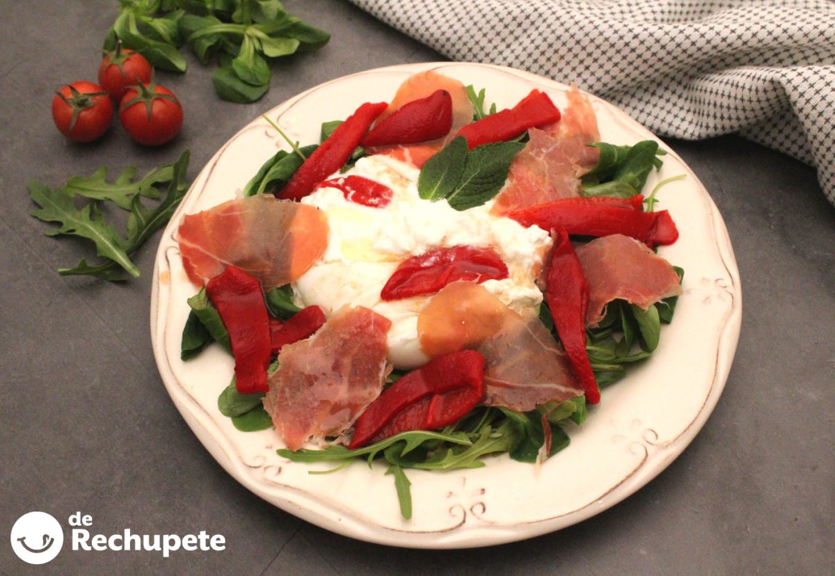 Ensalada de burrata con jamón ibérico y pimientos asados