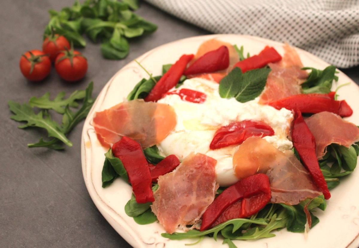 Ensalada de burrata con jamón ibérico y pimientos asados