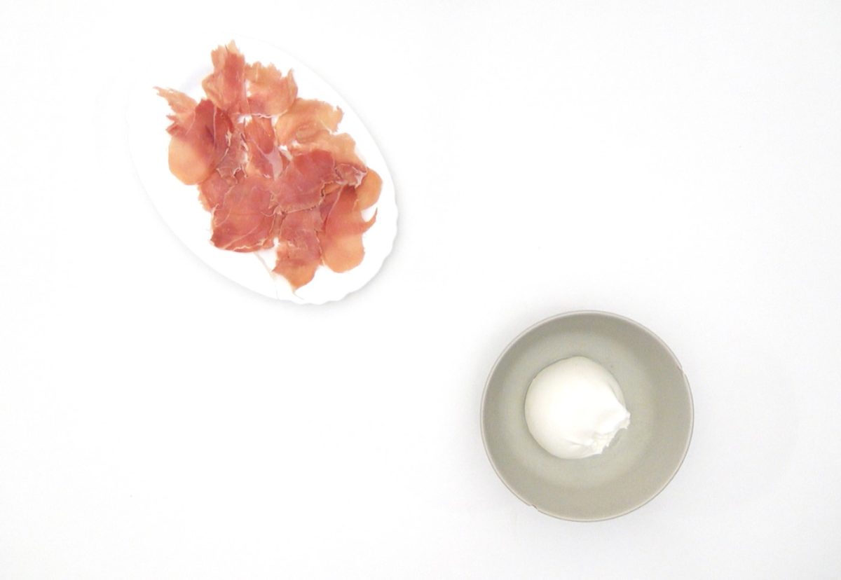 Ensalada de burrata con jamón ibérico y pimientos asados