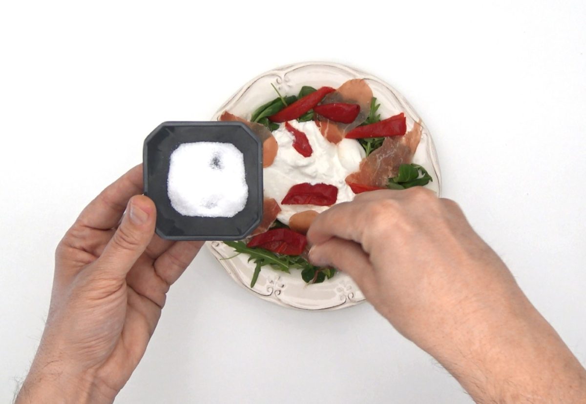 Ensalada de burrata con jamón ibérico y pimientos asados
