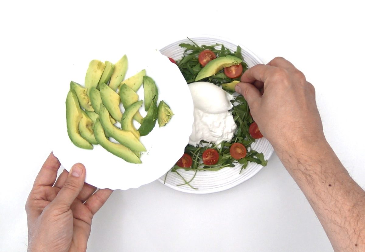 Ensalada de burrata con tomate, rúcula y pesto