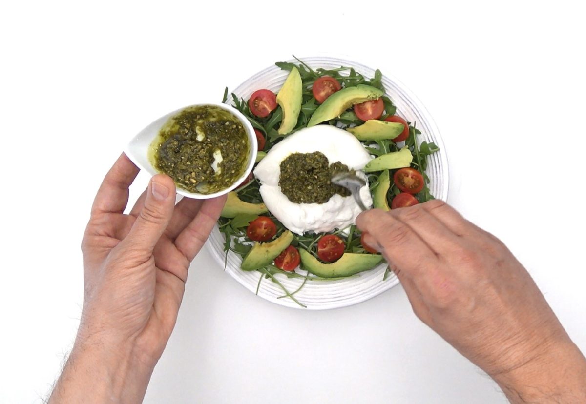 Ensalada de burrata con tomate, rúcula y pesto