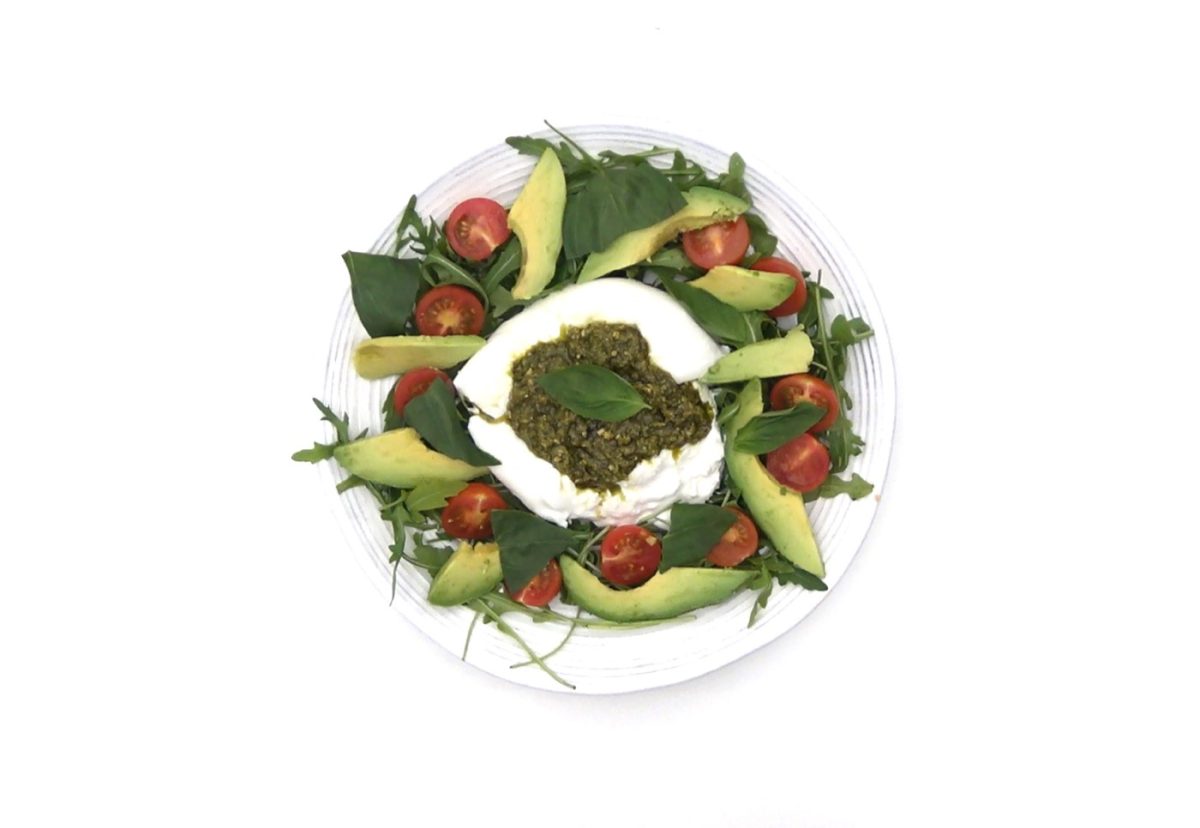 Ensalada de burrata con tomate, rúcula y pesto