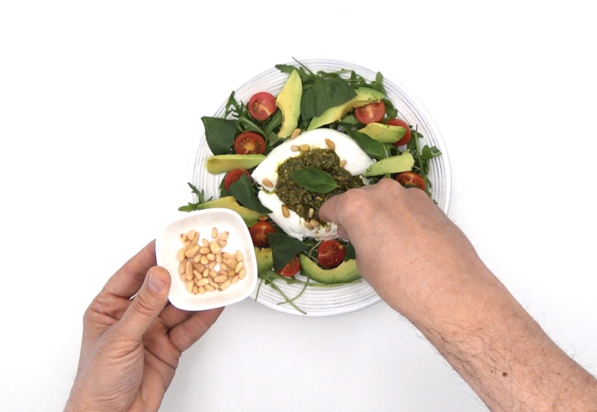 Ensalada de burrata con tomate, rúcula y pesto