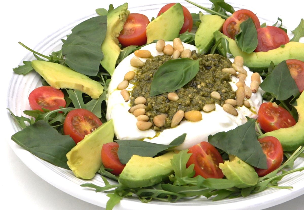 Ensalada de burrata con tomate, rúcula y pesto