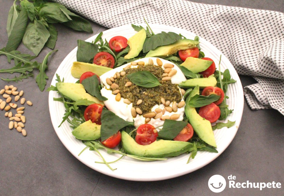 Ensalada de burrata con tomate, rúcula y pesto