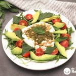 Ensalada de burrata con tomate, rúcula y pesto