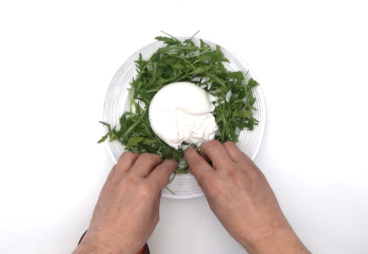Ensalada de burrata con tomate, rúcula y pesto