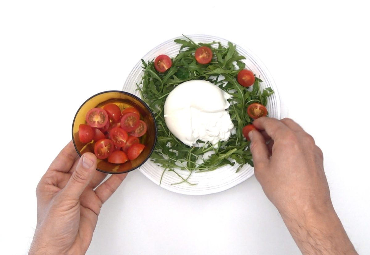 Ensalada de burrata con tomate, rúcula y pesto
