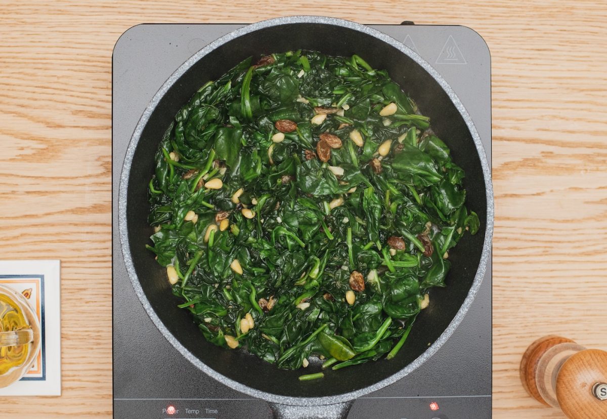 Espinacas a la catalana. Un plato saludable con piñones y pasas