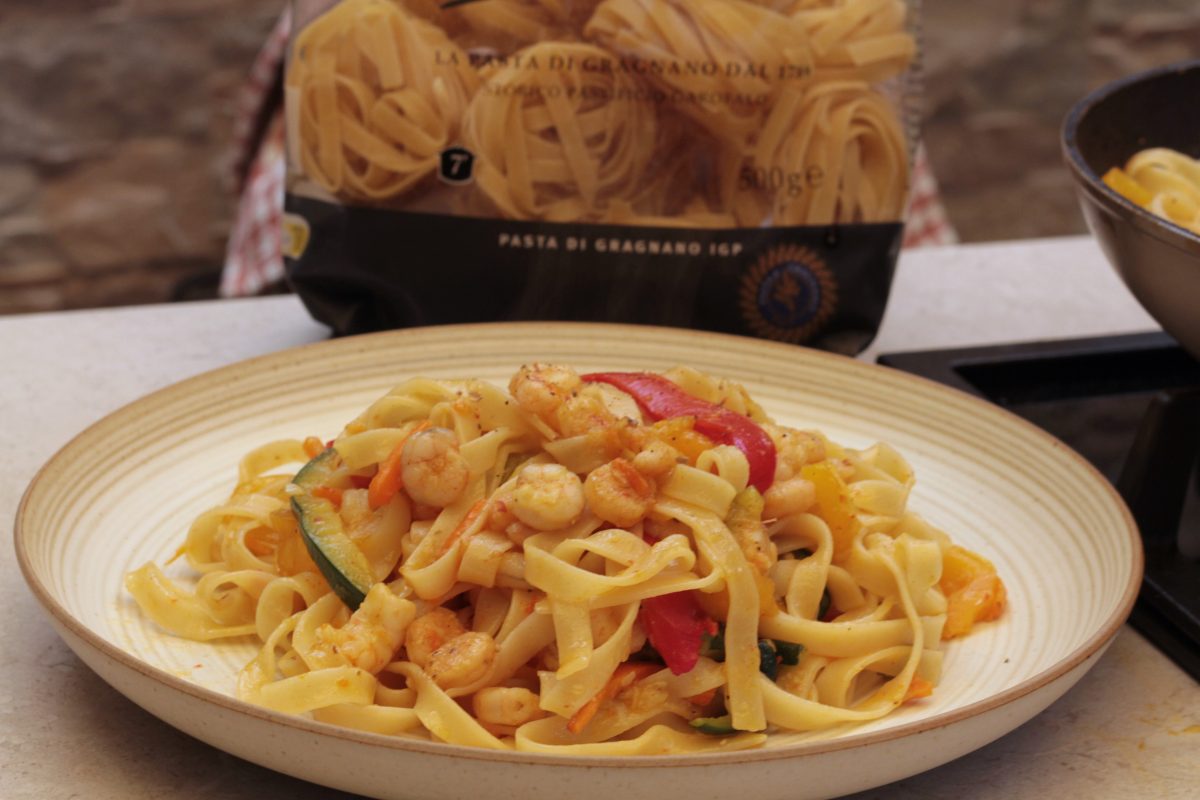 Tagliatelle con gambas y verduras. Receta rápida paso a paso