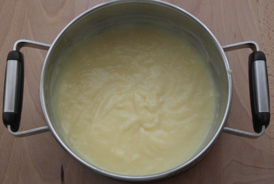 Tarta Larpeira gallega. Bollo dulce con crema pastelera