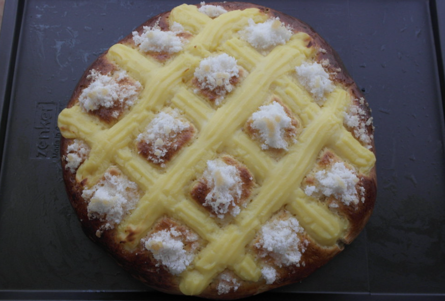 Tarta Larpeira gallega. Bollo dulce con crema pastelera