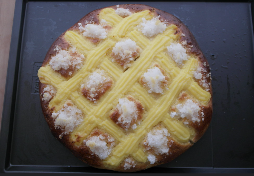 Tarta Larpeira gallega. Bollo dulce con crema pastelera