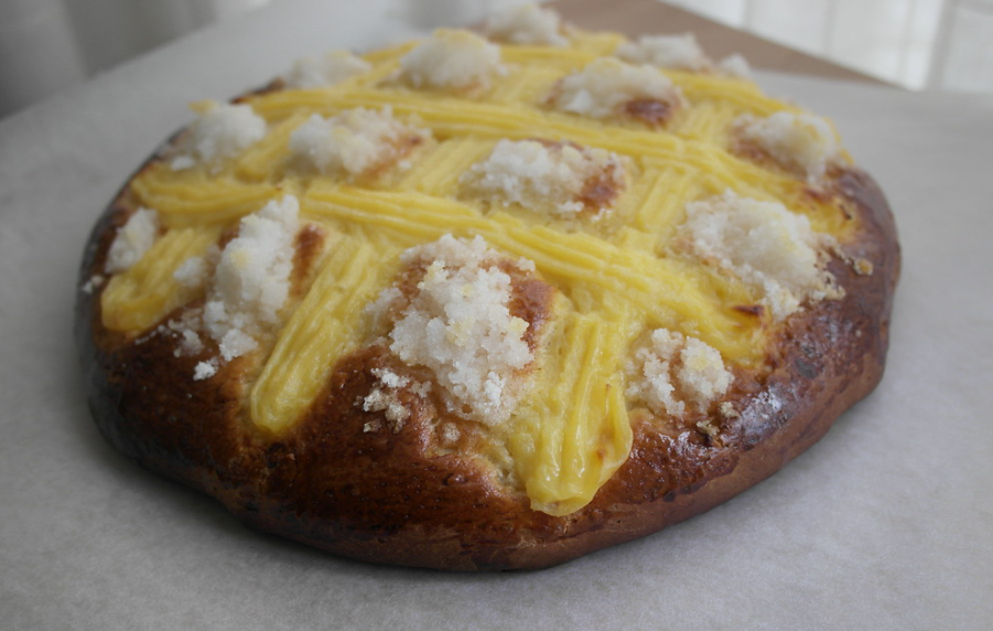Tarta Larpeira gallega. Bollo dulce con crema pastelera