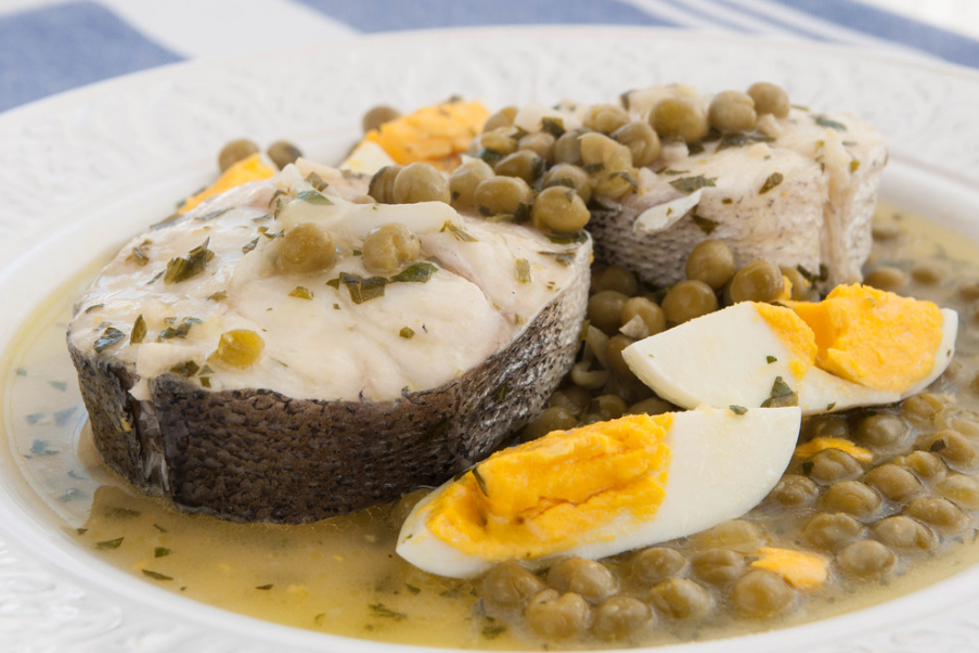 Merluza en salsa verde, con la tradicional receta vasca