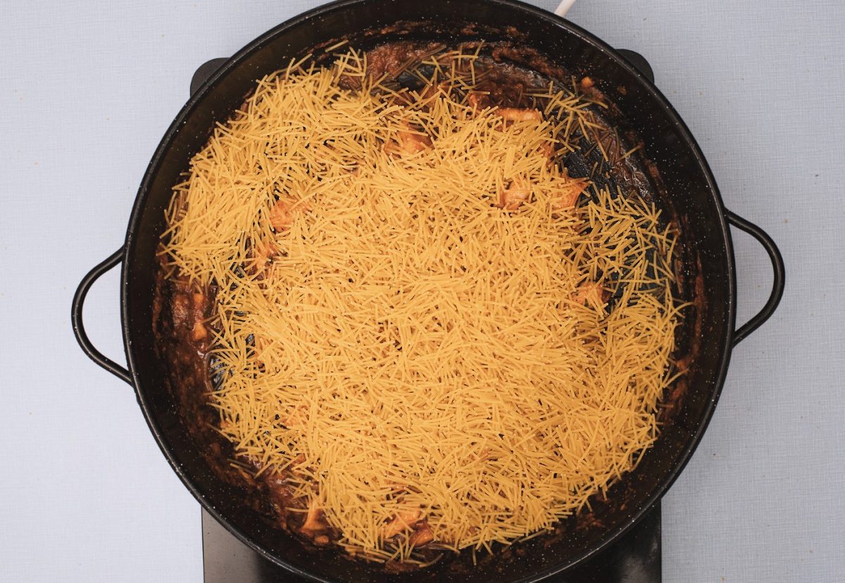 Fideuá de Gandía con rape, gambas y sepia