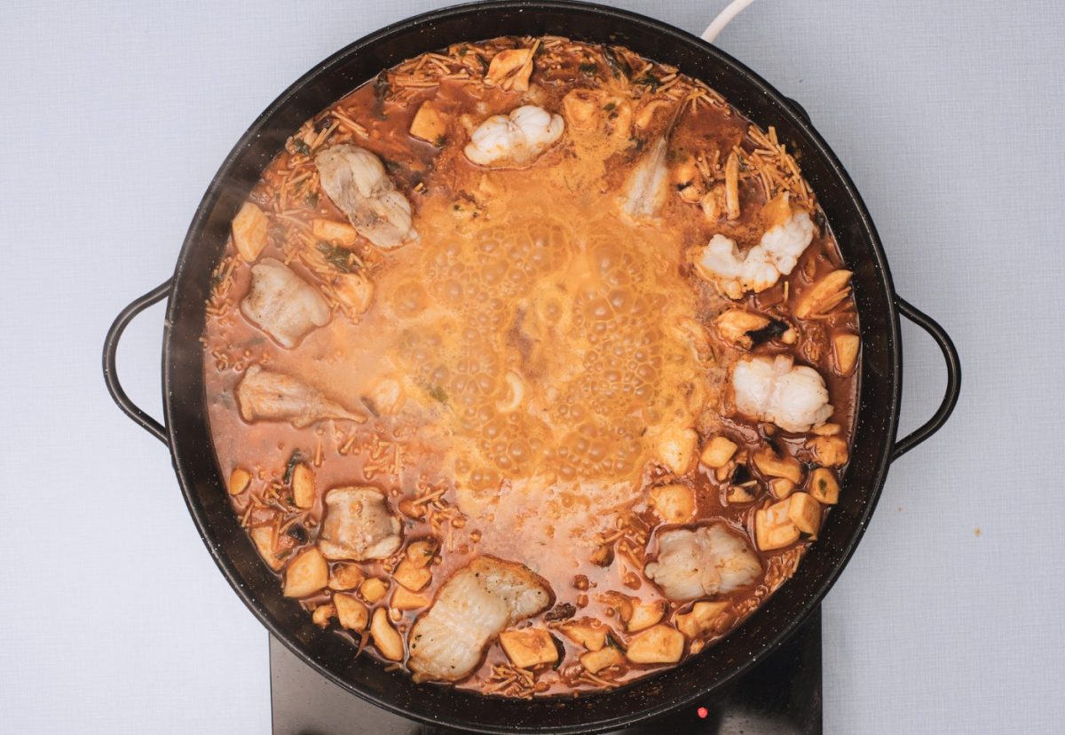 Fideuá de Gandía con rape, gambas y sepia