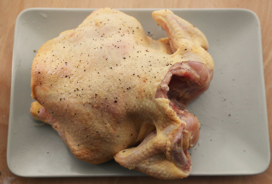 Receta de pollo al horno: untar el pollo con majado