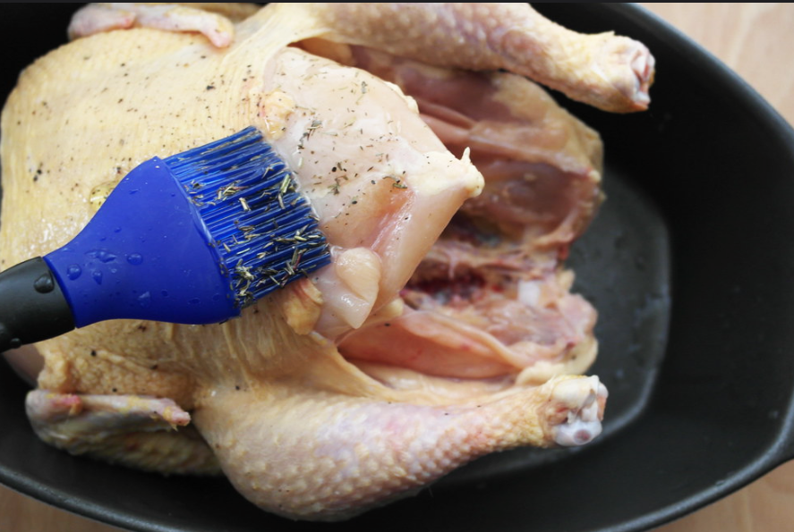 Receta de pollo al horno: untar con aceite y tomillo
