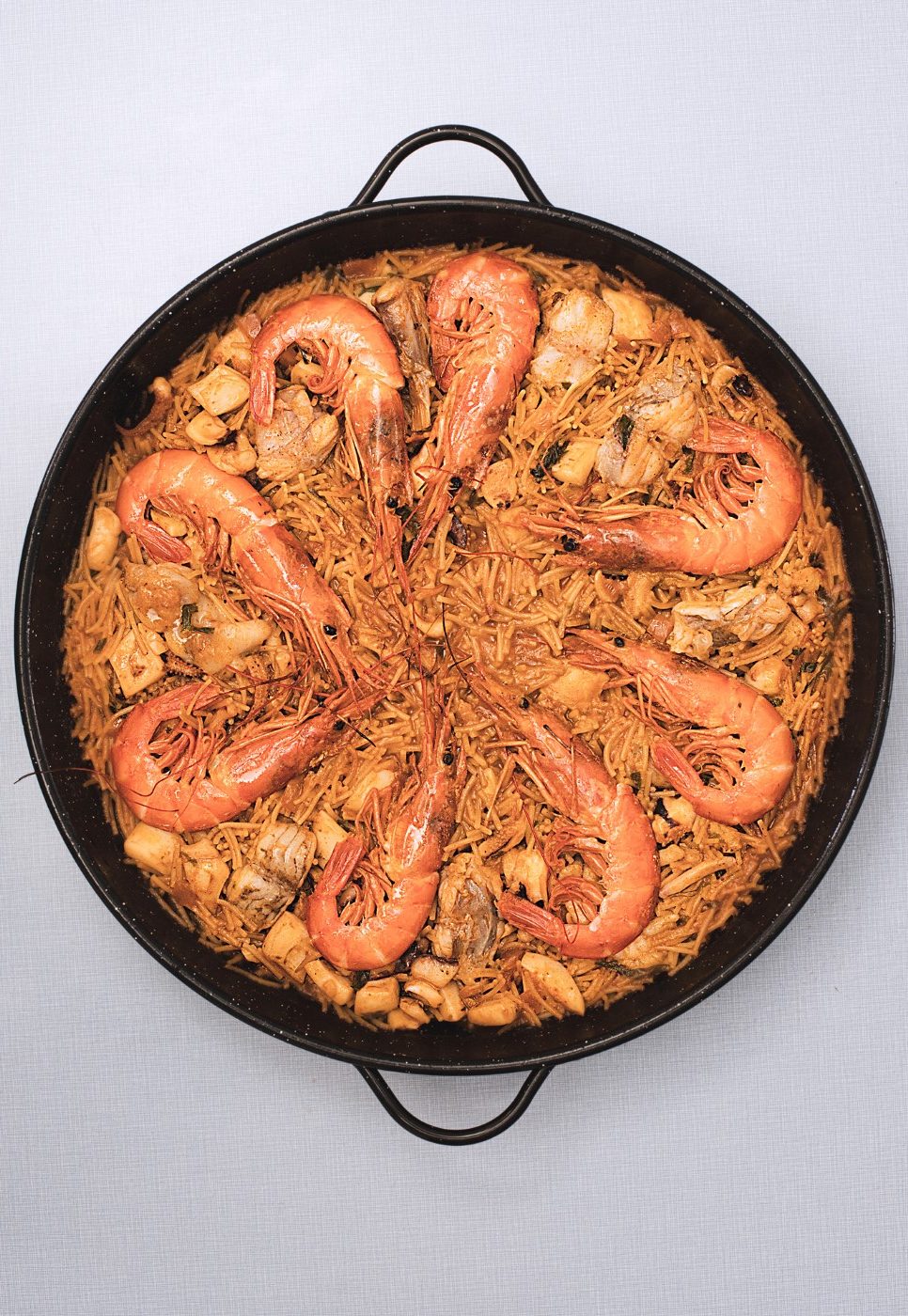Fideuá de Gandía con rape, gambas y sepia