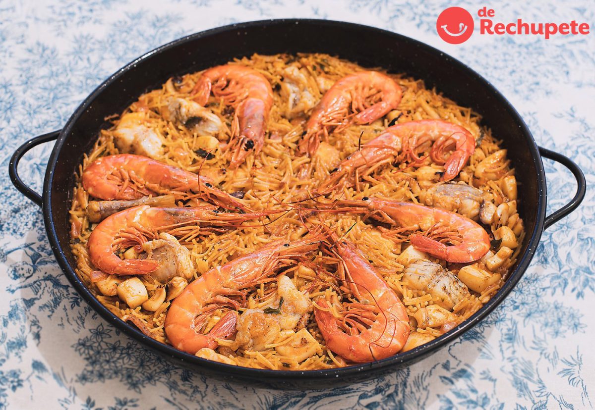 Fideuá de Gandía con rape, gambas y sepia