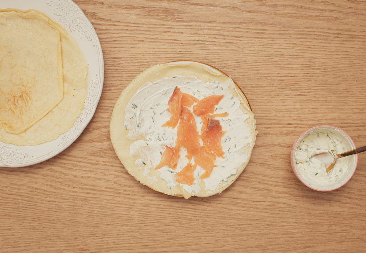 Crepes rellenos de salmón y queso crema