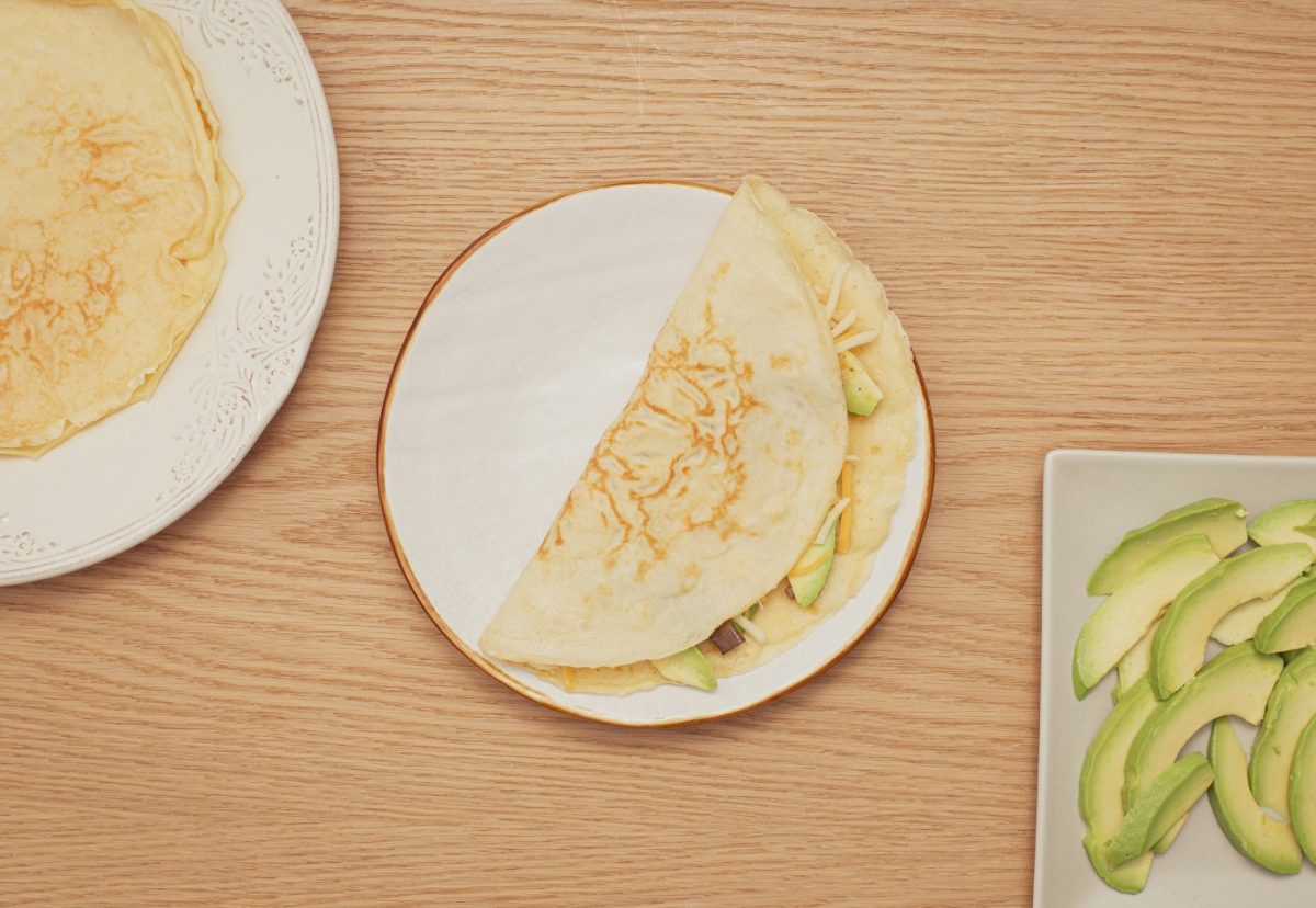 Crepes rellenos de aguacate, champiñones y piñones