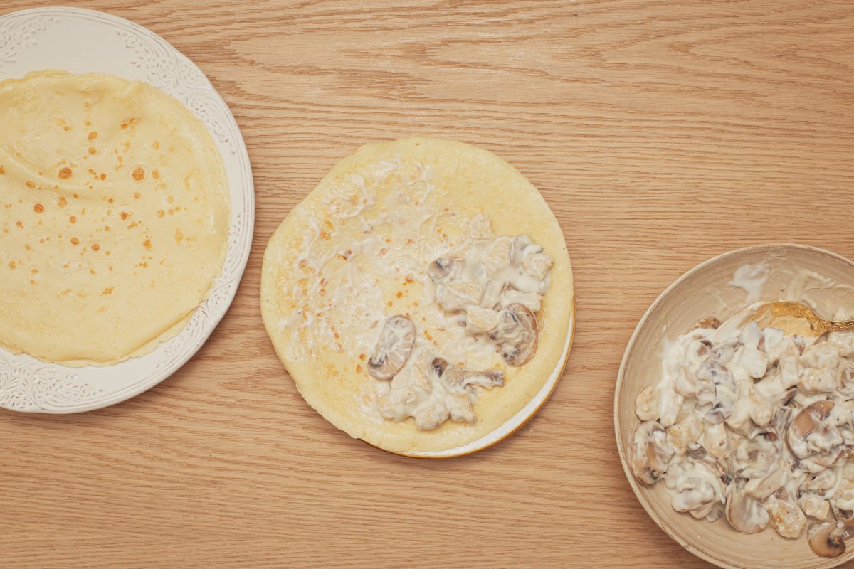 Crepes rellenos de pollo con champiñones