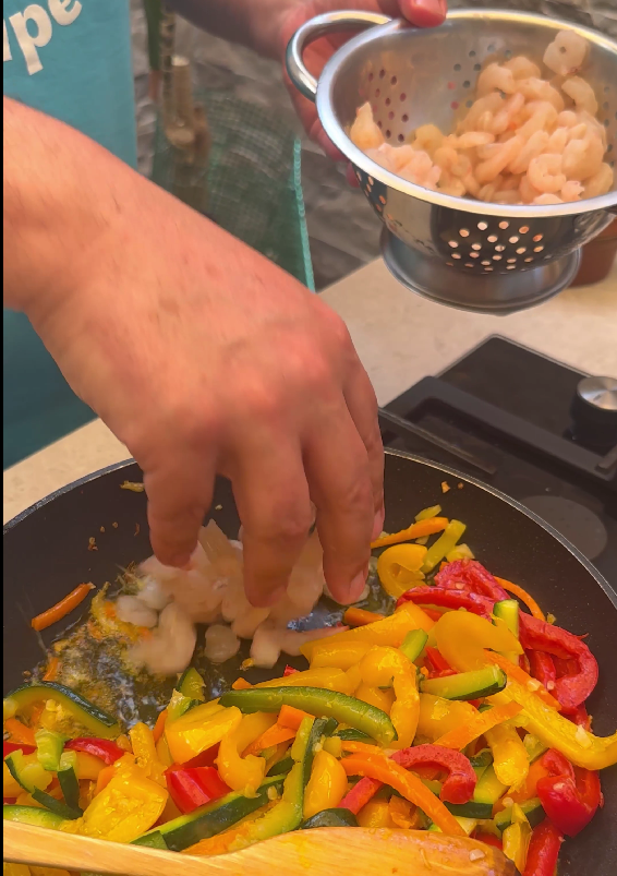 Tagliatelle con gambas y verduras. Receta rápida paso a paso
