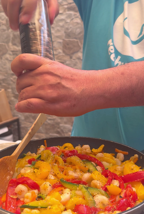 Tagliatelle con gambas y verduras. Receta rápida paso a paso